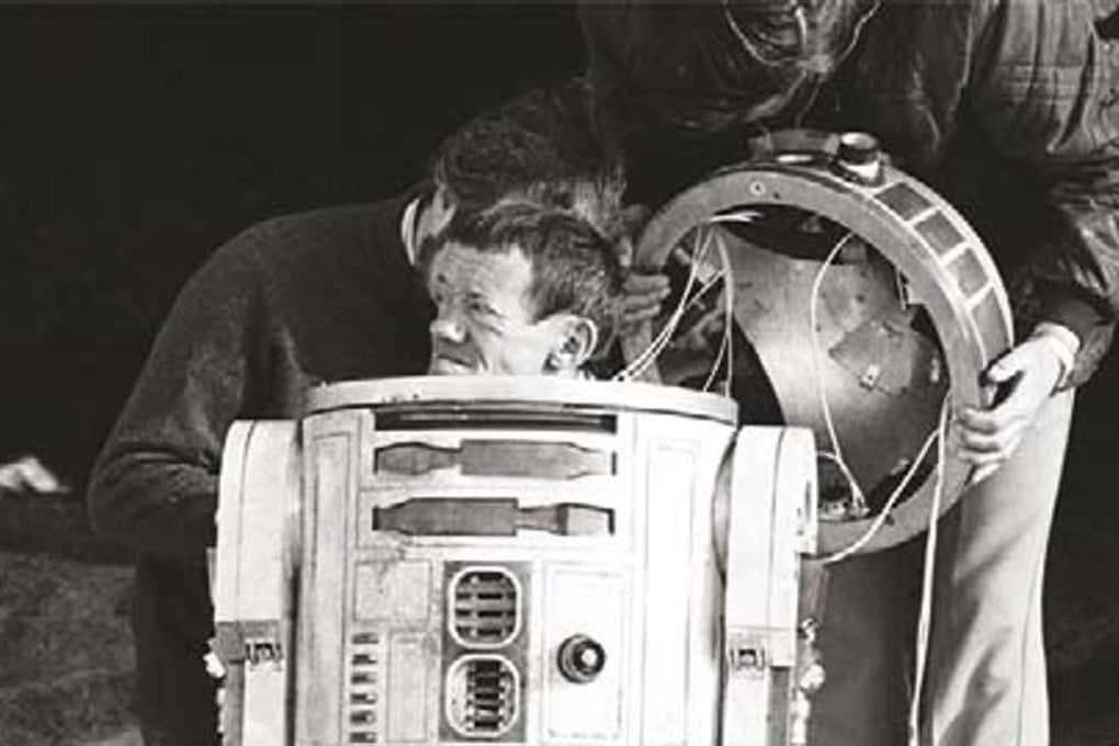 Kenny Baker on the set of 1977’s Star Wars: A New Hope. Photo: Lucasfilm