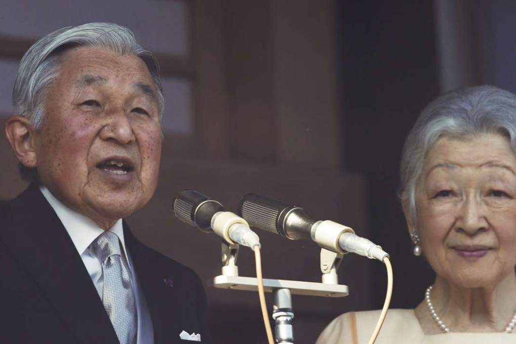 Japan's Emperor Akihito delivers a speech to well-wishers from a balcony of the Imperial Palace as Empress Michiko listens during a New Year's public appearance. Photo: AP