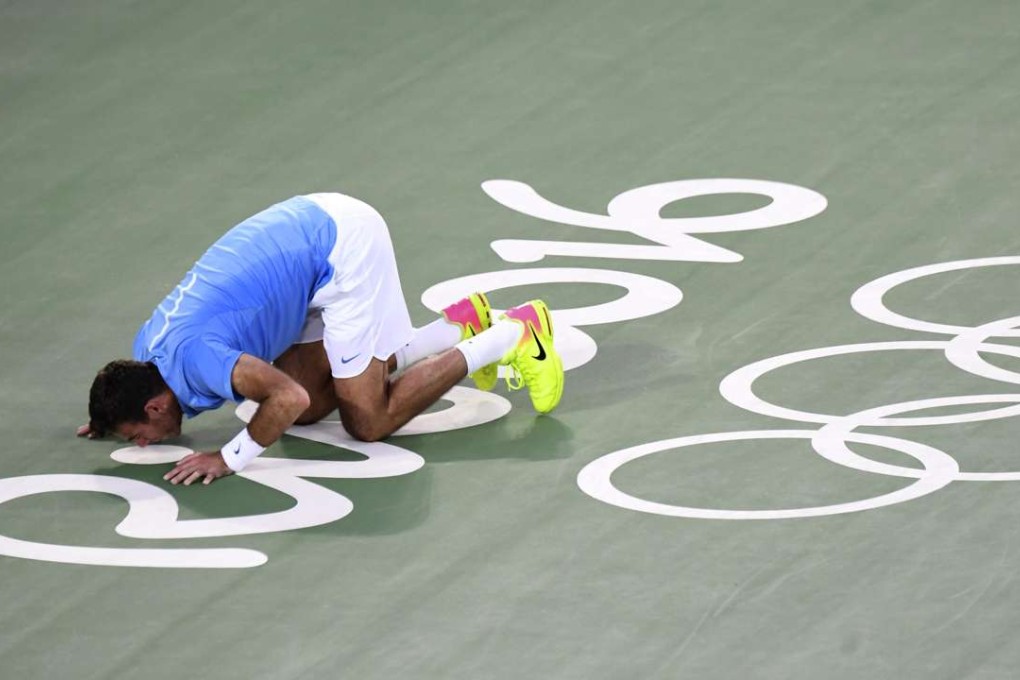 Argentina’s Juan Martin del Potro kisses the dot on the ‘I’ in Rio after beating Spain’s Rafael Nadal in the semi-finals in Rio. Photo: Washington Post