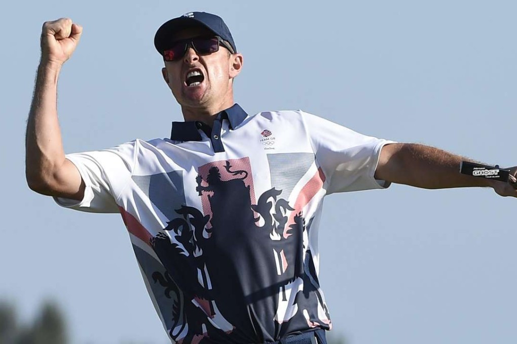Justin Rose of Great Britain sinks his final putt to win the gold medal at the Rio Olympics. Photo: EPA