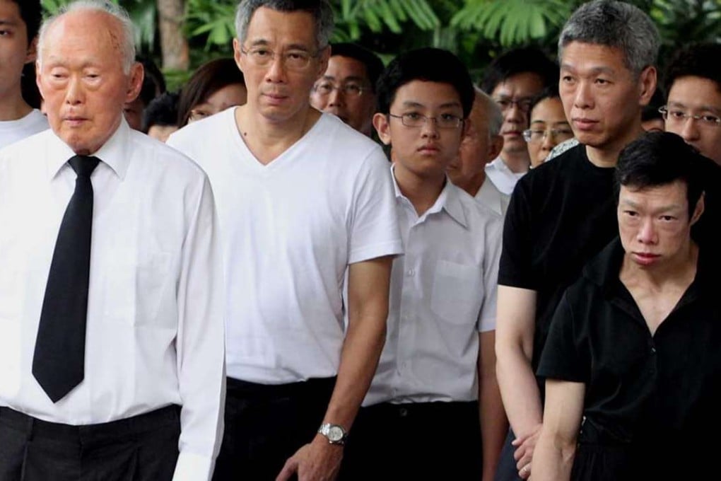 Li Wei-ling (right) and her father, Lee Kuan Yew (left), and her brother, Lee Hsien Loong (second right). Photo: The Straits Times