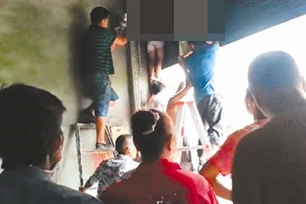 Villagers managed to free the girls, but one died on the way to hospital. Photo: Thepaper.cn