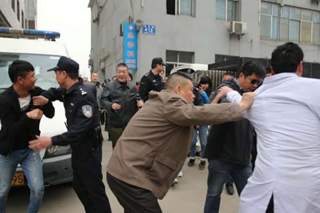 Police intervene on an attack on a doctor at Huimin Hospital in Hubei province. Photo: SCMP Pictures