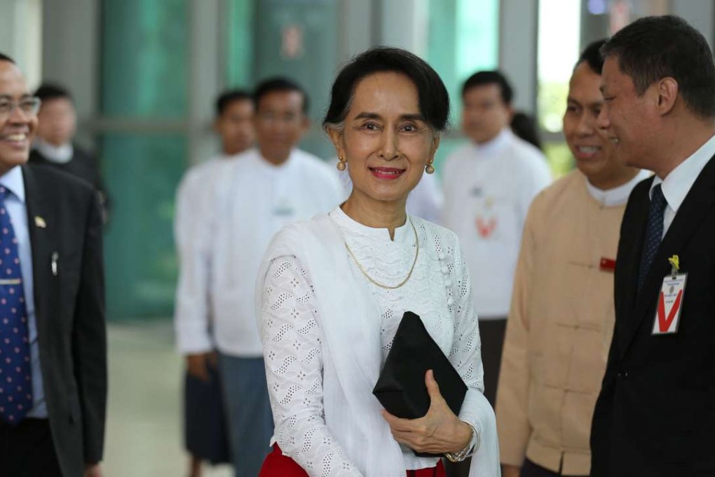Myanmar's State Counsellor Aung San Suu Kyi prepares to leave for China at the Yangon International Airport in Yangon on Wednesday. Photo: Xinhua