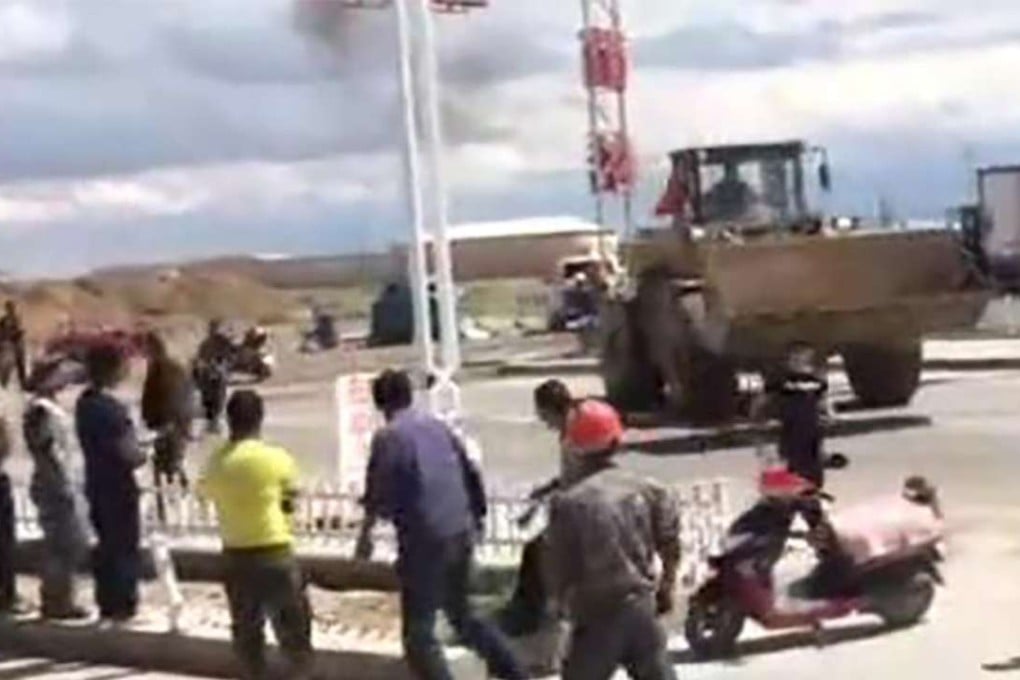 The hotel manager pictured behind the wheel of the bulldozer. Photo: Sina.cn