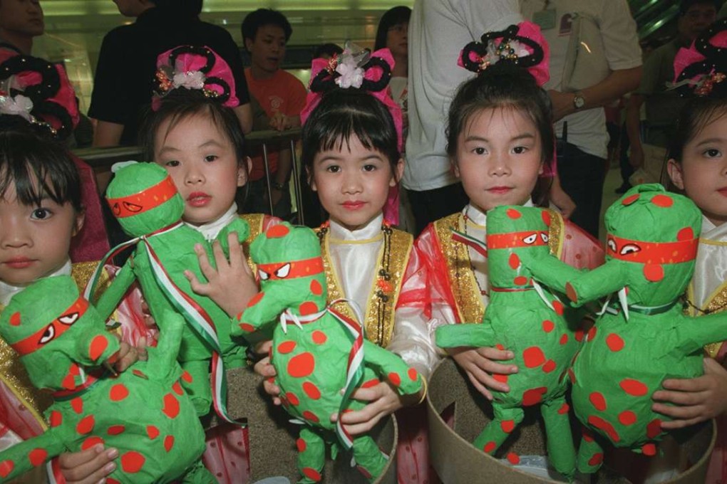 Children in Tseung Kwan O ready to throw Lap Sap Chung figures into rubbish bins at a Clean Hong Kong event in Sai Kung in 2001. Photo: Dickson Lee
