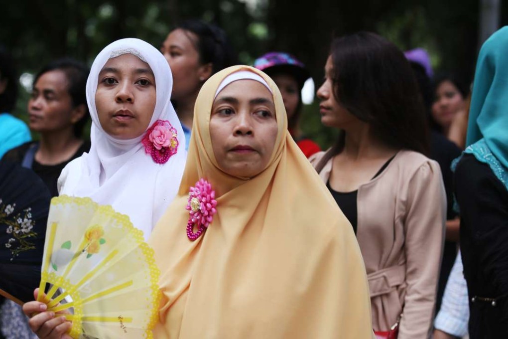 Indonesian maids cool themselves down under the hot weather on a day off at Victoria Park, Causeway Bay. Photo: Nora Tam