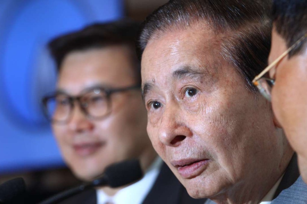 Hong Kong and China Gas chairman Lee Shau-kee (centre) said growth in its mainland China city-gas business is weakening. Photo: May Tse