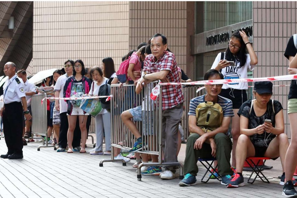 The lengthy queue at the Cultural Centre in Tsim Sha Tsui. Photo: K. Y. Cheng