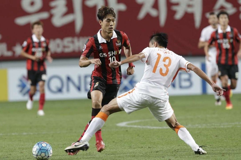 Park Chu-young of South Korea's FC Seoul fights for the ball with Shandong’s Zhang Chi in the 3-1 win in Seoul. Photos: AP