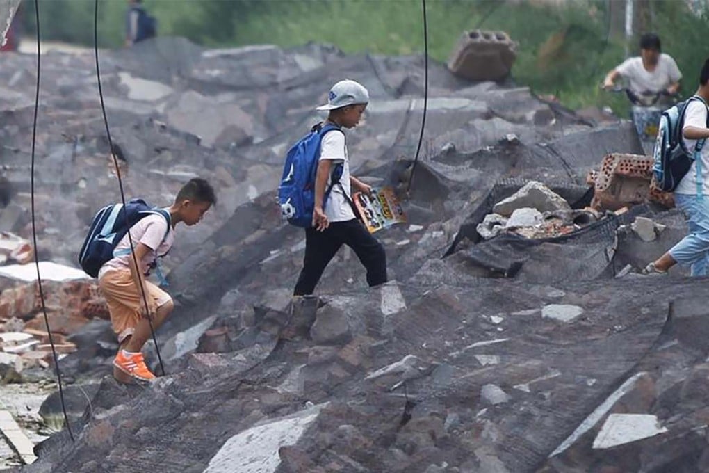 Children walk over the dumped waste on their way to classes. Photo: Qq.com
