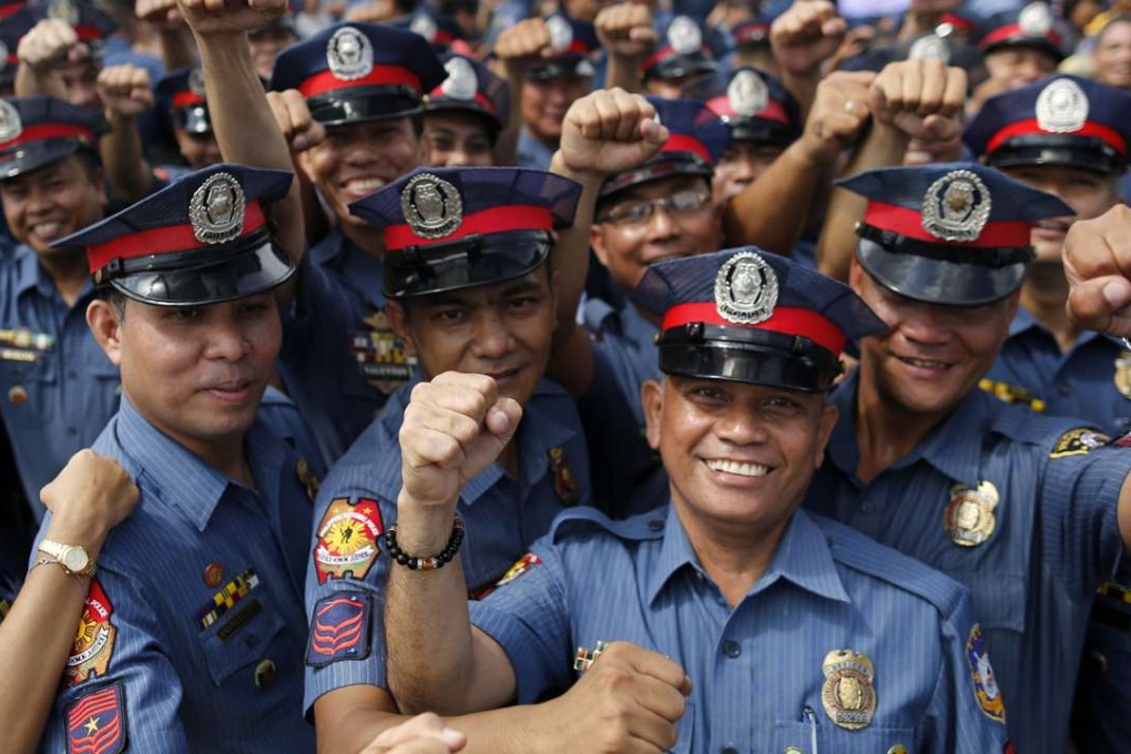Newly promoted Filipino policemen celebrate during an award ceremony at Camp Bagong Diwa in Taguig city, south of Manila on August 25. Photo: EPA