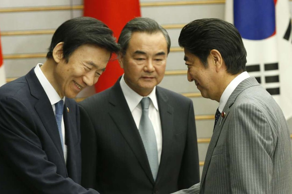 Japanese Prime Minister Shinzo Abe (right) meets South Korean Foreign Minister Yun Byung-Se (left) and Chinese Foreign Minister Wang Yi. Photo: AFP