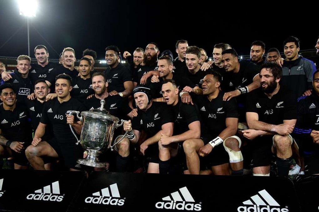 New Zealand captain Kieran Read holds the Bledisloe Cup with his team. Photos: AFP