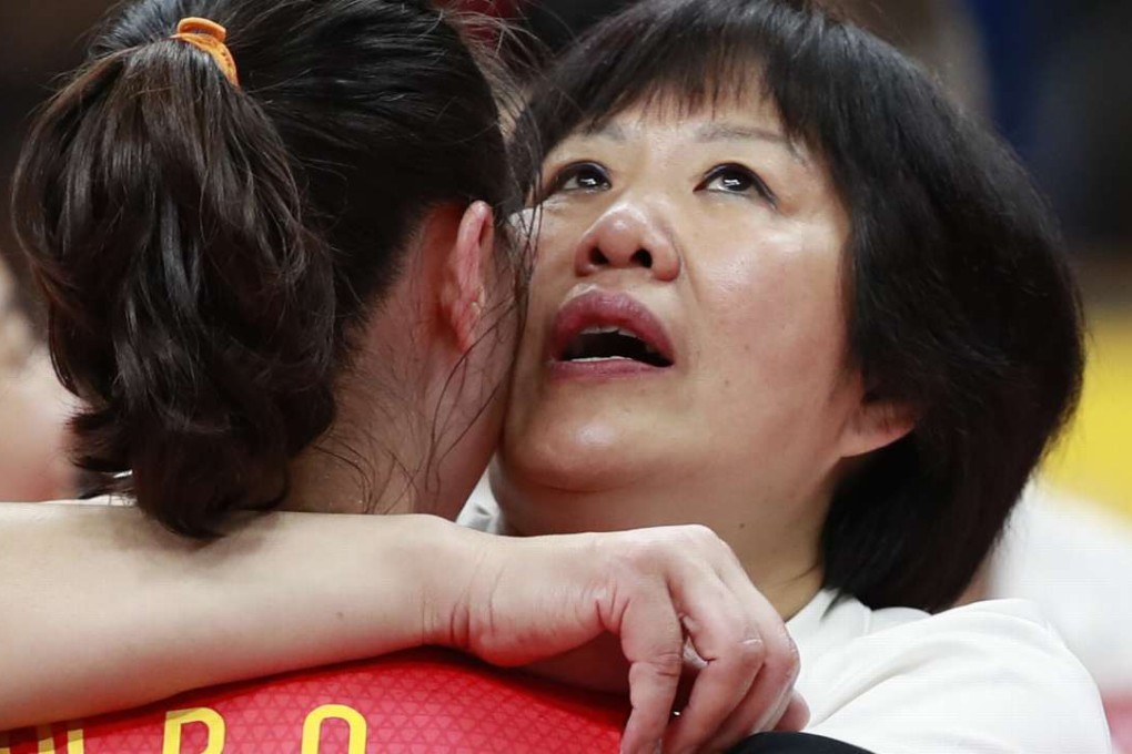 Volleyball team head coach Lang Ping embraces player Hui Ruoqi after China beat Serbia 3-1 in the Olympics final. Photo: Xinhua戰勝塞爾維亞隊，奪得冠軍。 新華社記者任正來攝