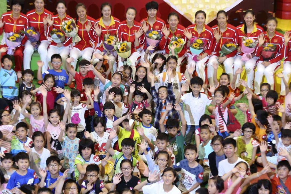 China’s volleyball team spends time with Hong Kong children in Olympian City. Photo: David Wong
