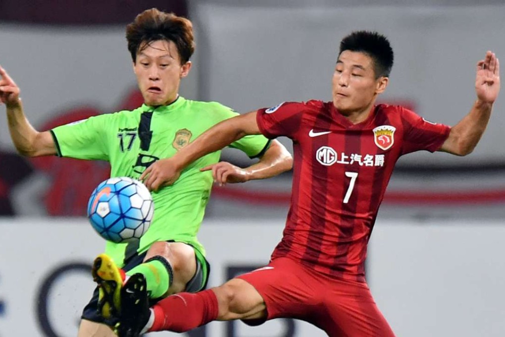 China’s Wu Lei (right) of Shanghai SIPG fights for the ball with Lee Jae-sung of Jeonbuk Hyundai Motors during their AFC Champions League quarter-final first leg. Photo: AFP