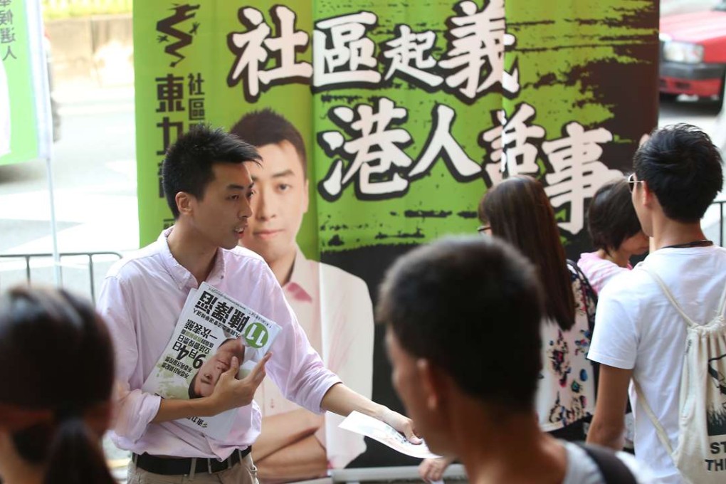 Kowloon East candidate Chan Chak-to hands out leaflets during his campaign. Photo: Edward Wong