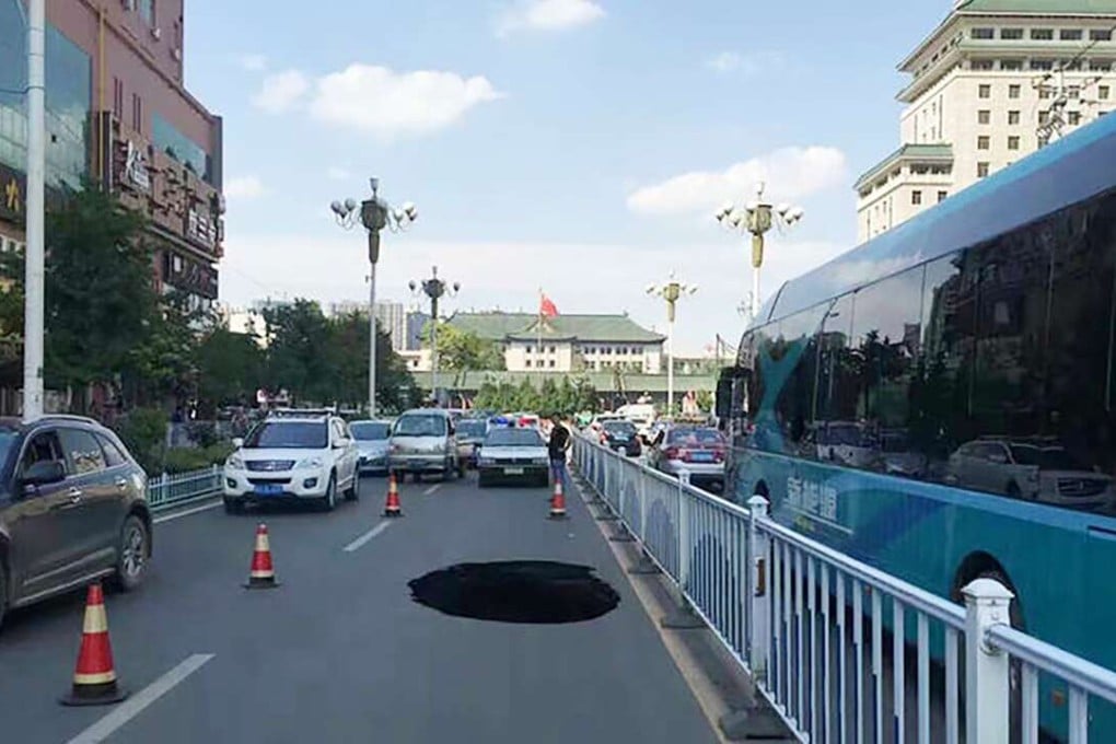 One of the sinkholes reported in Lanzhou. Photo: Sina.com