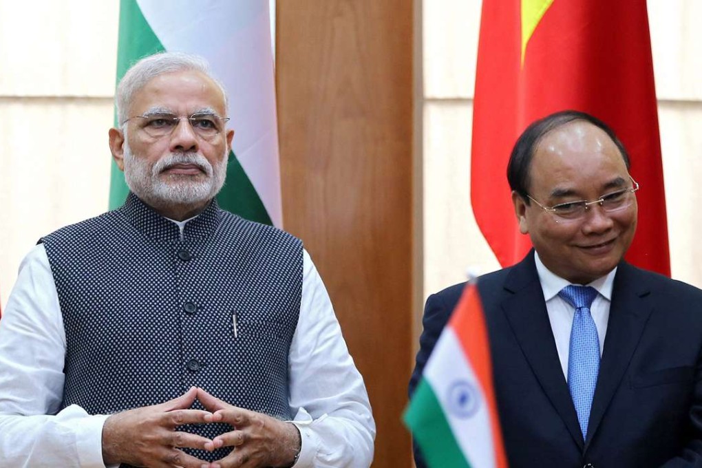 Indian Prime Minister Narendra Modi and his Vietnamese counterpart Nguyen Xuan Phuc talk as they attend a signing ceremony after their meeting in Hanoi. Photo: EPA