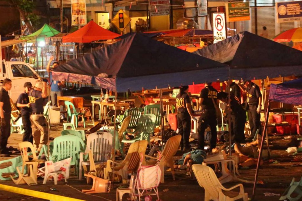 Police investigators collect evidence through injured and dead people lying on the ground at the site of an explosion at a night market in Davao City, in the southern Philippine island of Mindanao. Photo: AFP