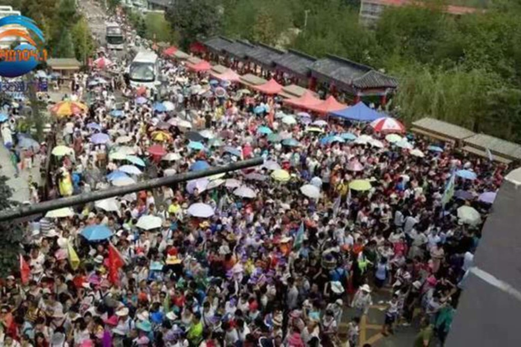 ATN picture of Thousands of visitors were stranded in a scenic mountains spot in Central China.
