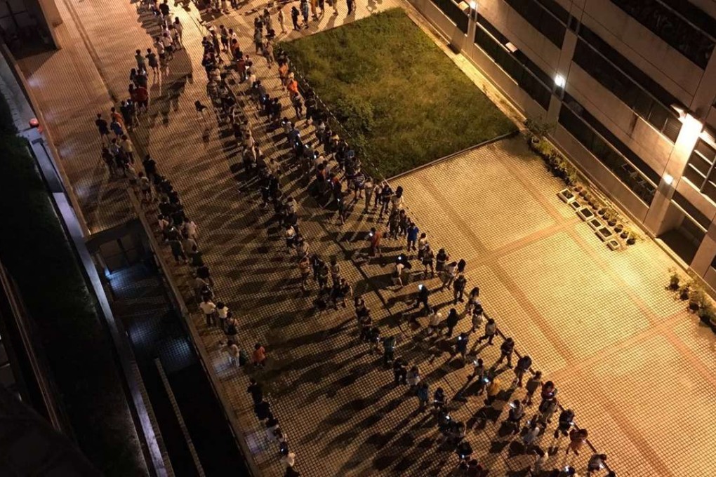 Scores of people queue to cast their votes in Laguna City on Sunday evening. Photo: Ernest Kao