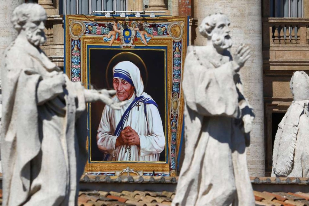 A tapestry depicting Mother Teresa of Calcutta is seen in the facade of Saint Peter's Basilica during a mass, celebrated by Pope Francis, for her canonisation in Saint Peter's Square at the Vatican September 4, 2016. REUTERS/Stefano Rellandini