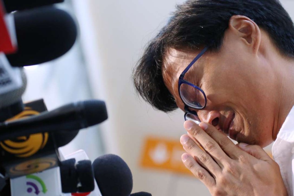 Eddie Chu Hoi-dick speaks to the media at the Legislative Council General Election Central Counting Station at AsiaWorld-Expo. Photo: Felix Wong