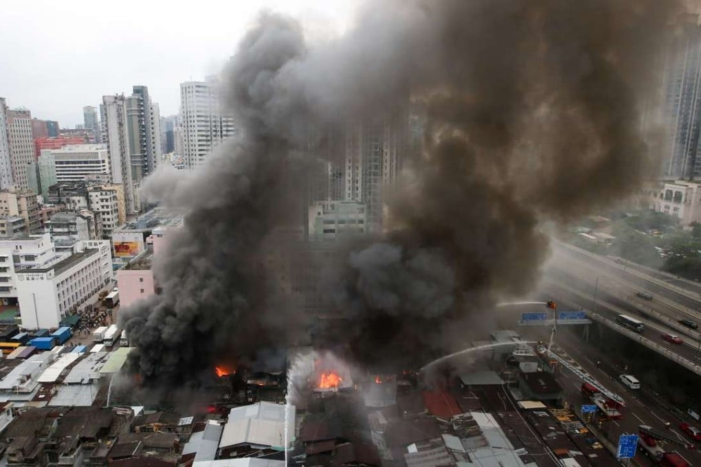 Smoke billowing from a fire at Yau Ma Tei Wholesale Fruit Market on Sunday. Photo: Sam Tsang