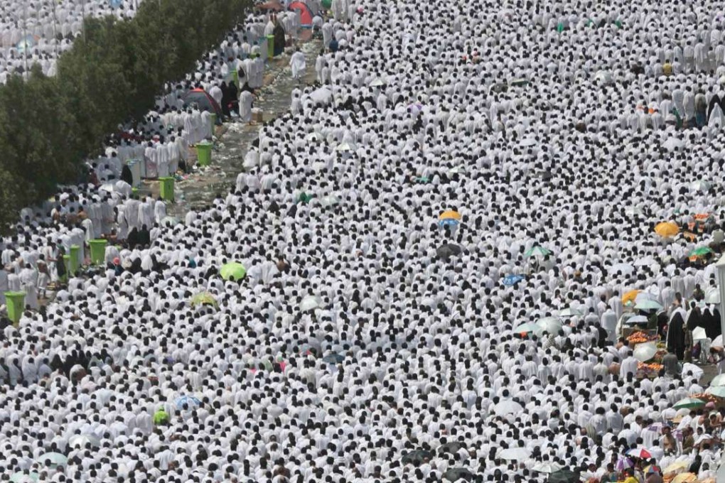 In this September 23, 2015, file photo, thousands of Muslim pilgrims pray outside Namira mosque in Arafat during the annual hajj pilgrimage near the holy city of Mecca, Saudi Arabia. A day later, more than 2,400 pilgrims would die in a stampede and crowd crush. Photo: AP