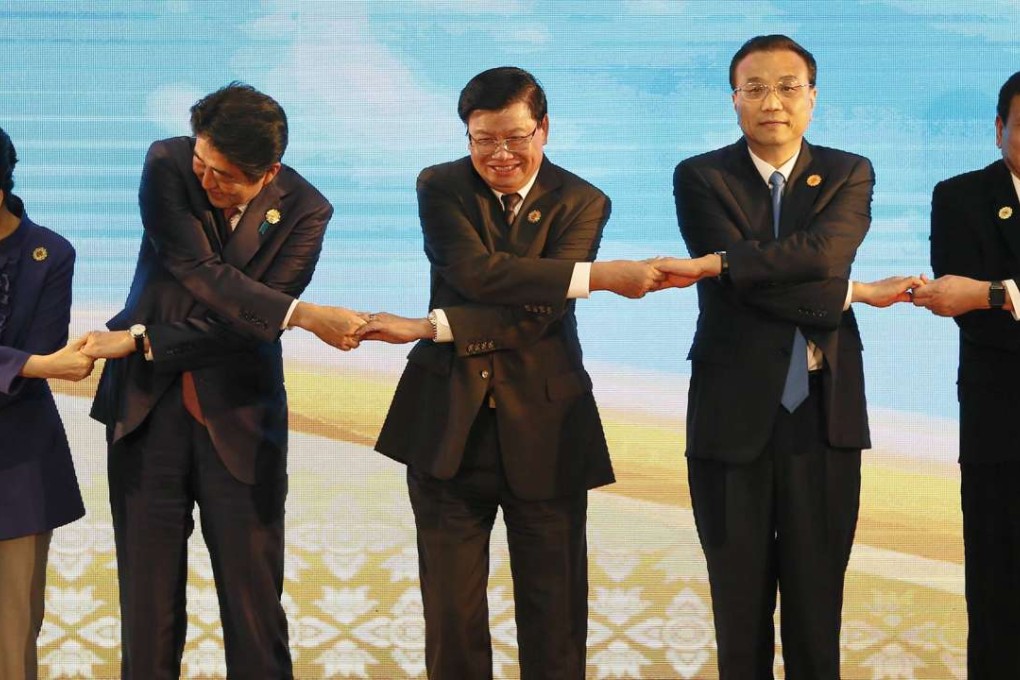 From left to right: South Korean President Park Geun-hye, Japanese Prime Minister Shinzo Abe, Laotian Prime Minister Thongloun Sisoulith, China's Premier Li Keqiang and Philippine President Rodrigo Duterte in Vientiane, Laos. Photo: Associated Press