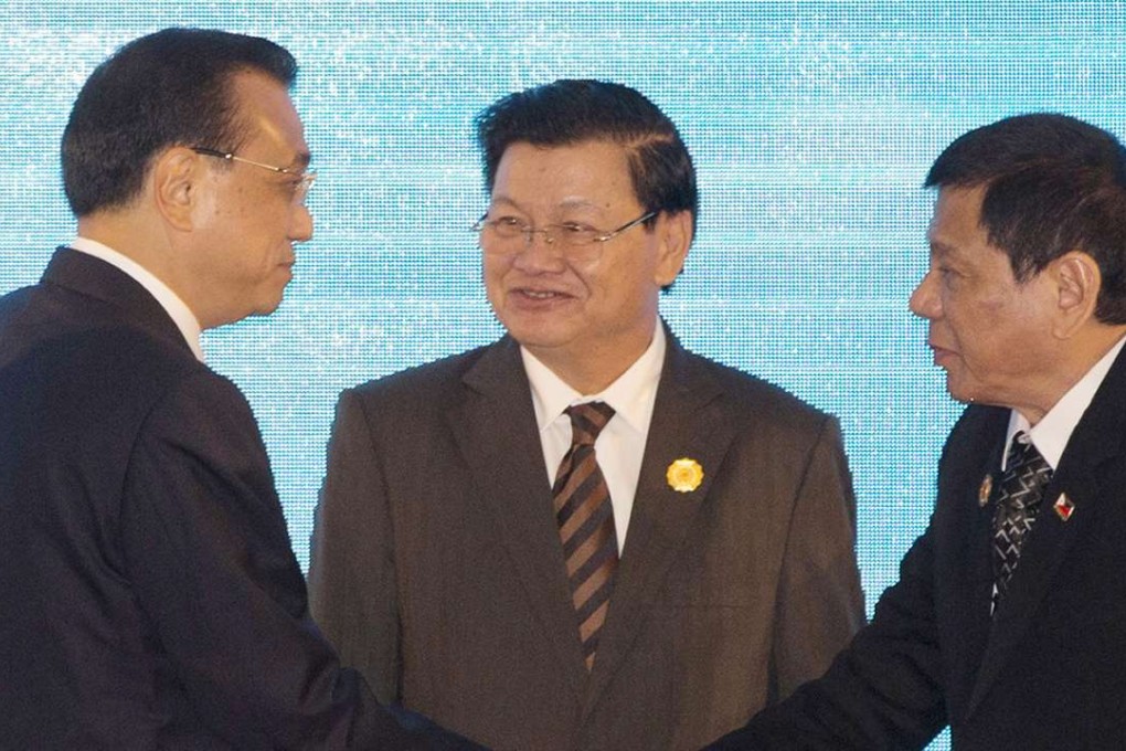 Chinese Premier Li Keqiang (left) with Laotian Prime Minister Thongloun Sisoulith (centre) and Philippine President Rodrigo Duterte in Vientiane. Photo: Associated Press