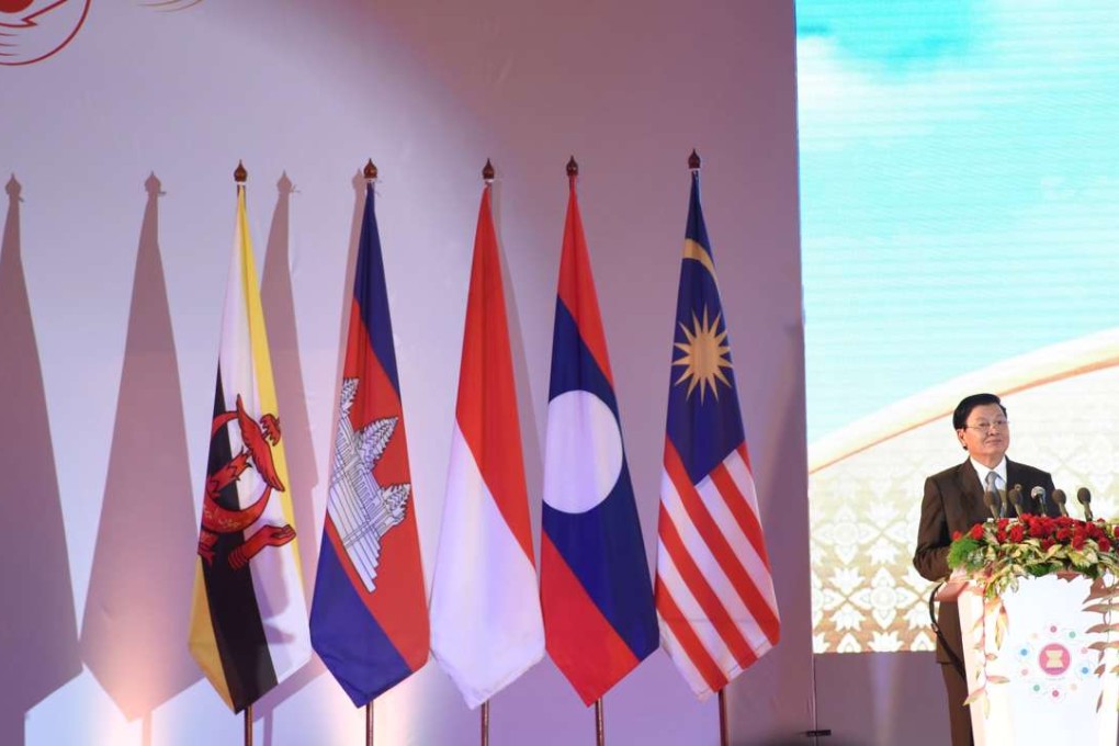 Lao Prime Minister Thongloun Sisoulith speaks during the closing ceremony of the East Asian Summit in Vientiane on Thursday. Photo: Xinhua