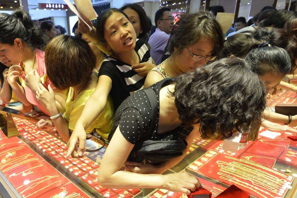 Customers flock to buy gold accessories in Taiyuan, Shanxi province. Urban incomes in China are now reaching a threshold where spending on both goods and services accelerates. Photo: Reuters