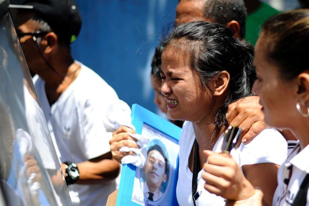 Jennilyn Olayres follows the hearse carrying the coffin of her partner Michael Siaron, killed by vigilantes. Photo: AFP