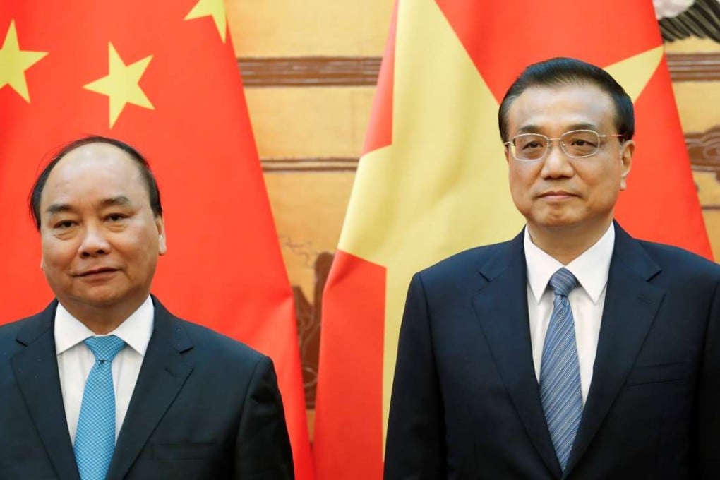 Vietnamese Prime Minister Nguyen Xuan Phuc and Premier Li Keqiang attend a meeting at the Great Hall of the People in Beijing on Monday. Photo: Reuters