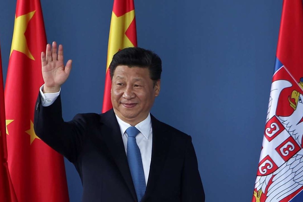 Chinese President Xi Jinping greets workers and citizens of Smederevo, Serbia during a tour on June 19, 2016. Photo: EPA