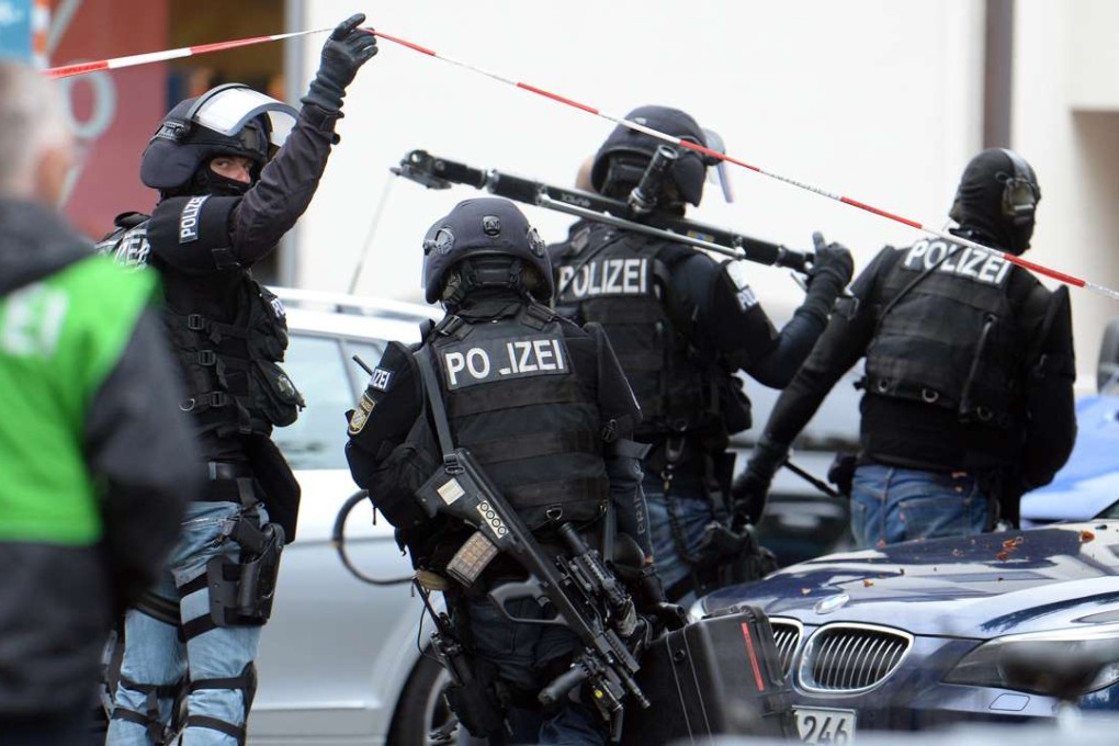 German special police force officers deal with a hostage situation in 2013. Police arrested three Syrian nationals on Tuesday, suspected of being sent to Germany by Islamic State. Photo: AP