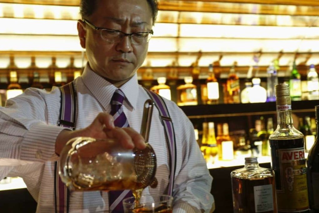 Hidetsugu Ueno mixing a Hidden Gem at the MO Bar, at the Landmark Oriental hotel. Photos: Chen Xiaomei