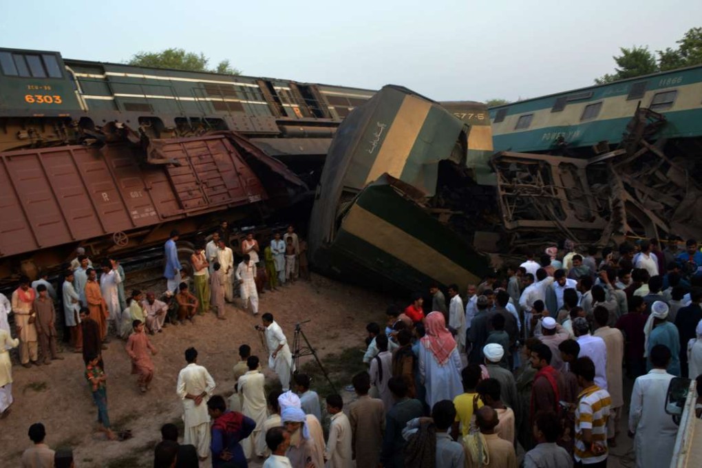 Local residents gather at the derailed compartments of a passenger train on the outskirts of central Pakistan's Multan. Photo: Xinhua