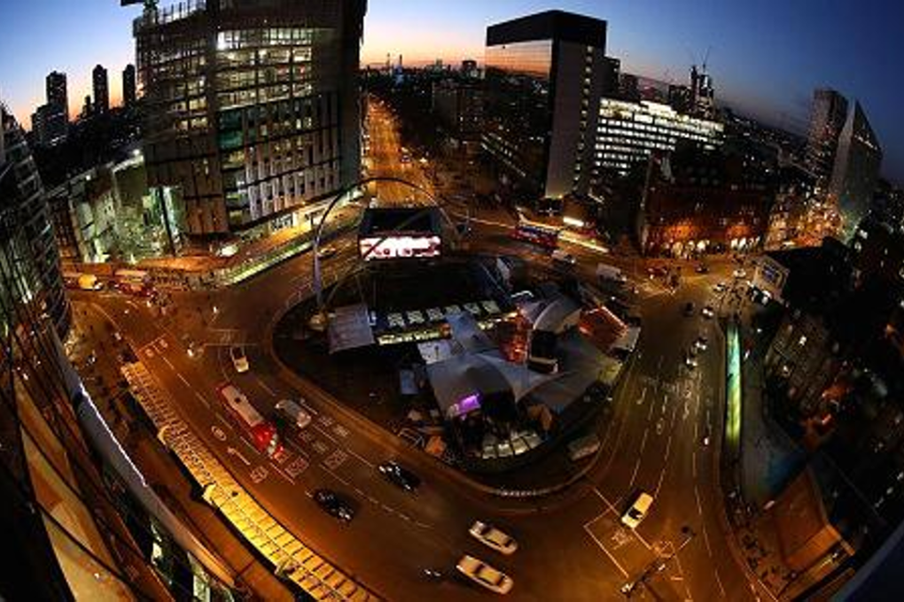 Traffic passes around the Old Street roundabout, also referred to as 'Silicon Roundabout,' in the area known as 'Tech City' at dusk in London, UK. Photo: Chris Ratcliffe/Bloomberg/Getty Images