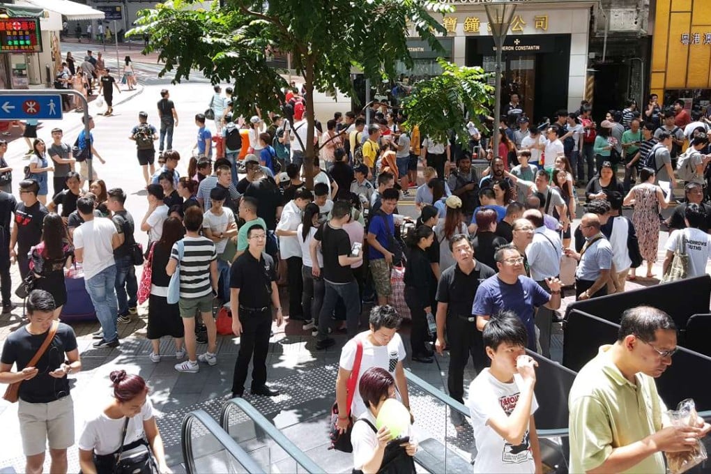Buyers and sellers outside the Apple store at Hysan Place in Causeway Bay. Photo: Martin Chan