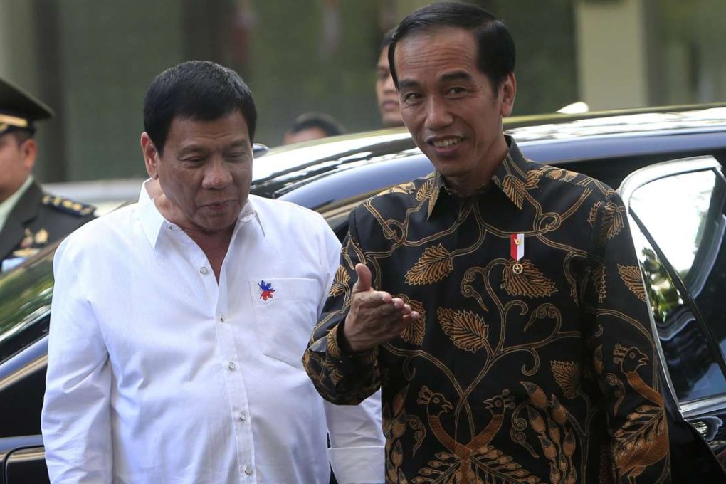 Indonesian President Joko Widodo (right) welcomes his Philippine counterpart Rodrigo Duterte to the Presidential Palace in Jakarta on September 9. Photo: EPA