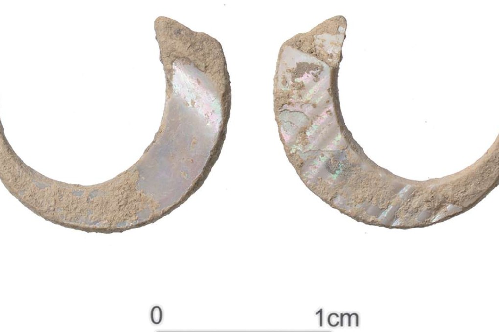 This undated handout picture provided by Okinawa Prefectural Museum and Art Museum on September 19, 2016 shows the world's oldest fish hooks discovered in Sakitari Cave in Okinawa. Photo: AFP