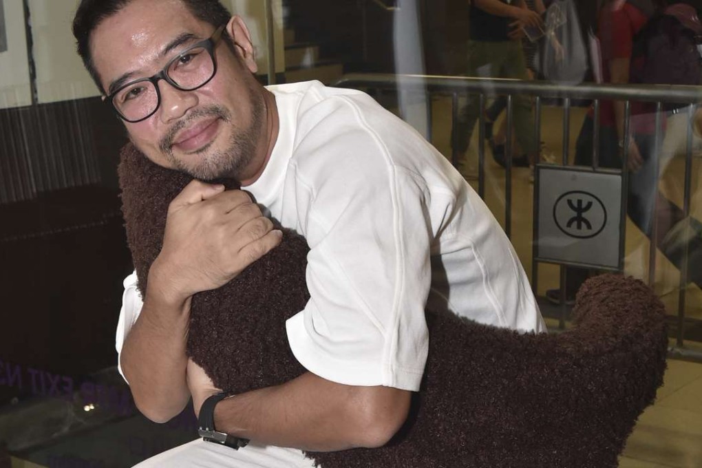 Designer Kinney Chan shows how his Cuddle chair works.
