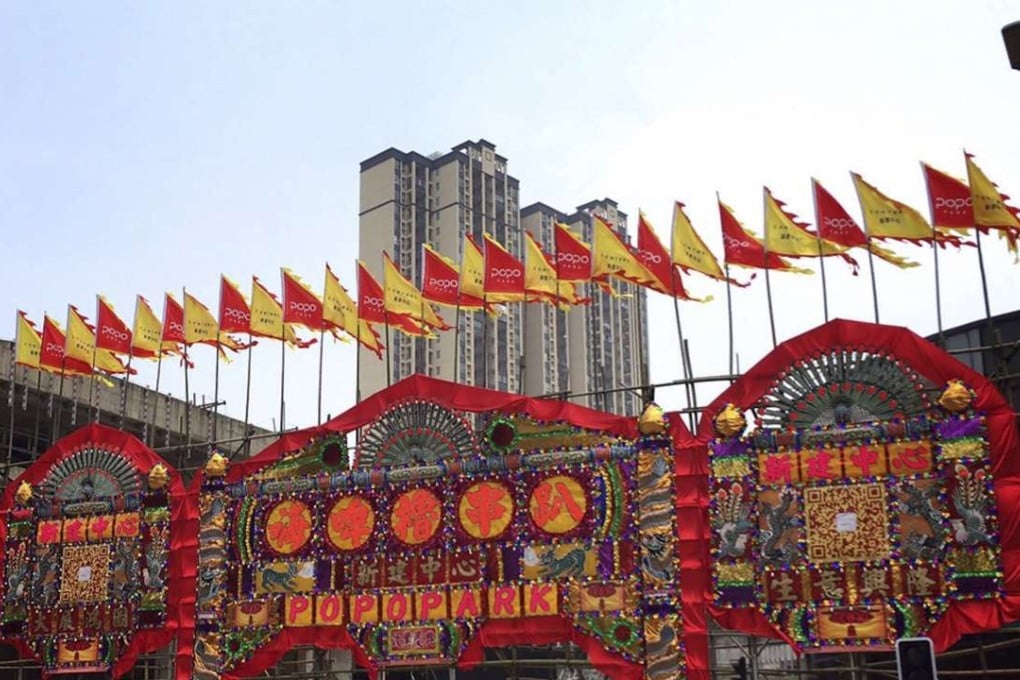 A flower plaque Choi Wing-kei and his team made recently for a client in China.