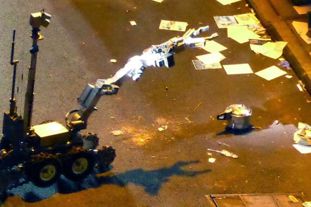 A New York Police Department robot advances on an unexploded pressure cooker bomb on 27th Street, hours after an explosion nearby on Sunday. Photo: Reuters