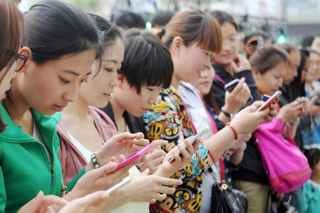 Smartphones aplenty outside a shopping mall in Taiyuan, in Shanxi province. New figures suggest Alibaba will take a 28.9 per cent share of China’s digital advertising revenue in 2016. Photo: Imaginechina