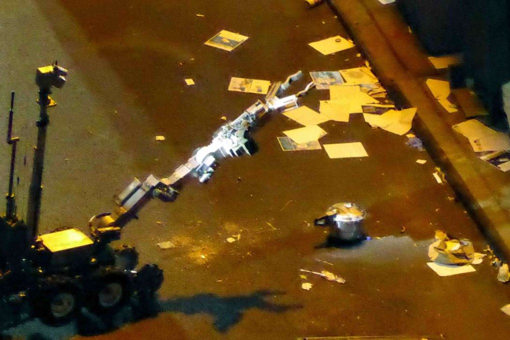 A New York Police Department robot retrieves an unexploded pressure cooker bomb. Photo: Reuters